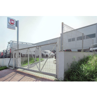 Freitragendes Schiebetor PI 95 Gitterpaneel VEGA B 6000 x 1200